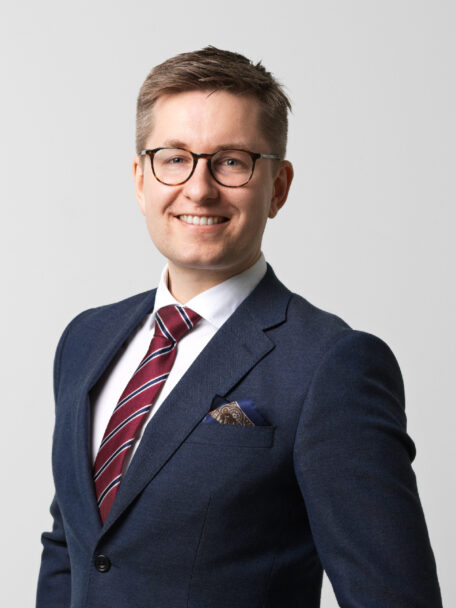 Simon Wilkens, biträdande jurist